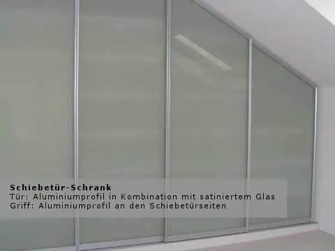 Schiebetürschrank mit satiniertem Glas unter einer Dachschräge