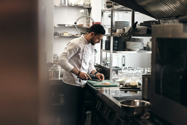 Hände arbeiten mit einem Stechbeitel an einem Werkstück