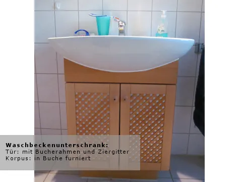 Waschbeckenunterschrank in Buche mit Ziergitter-Türen